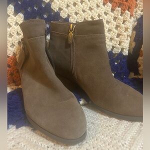 Bondi tan ankle boots. Faux zipper on one side working zipper for access 6.5